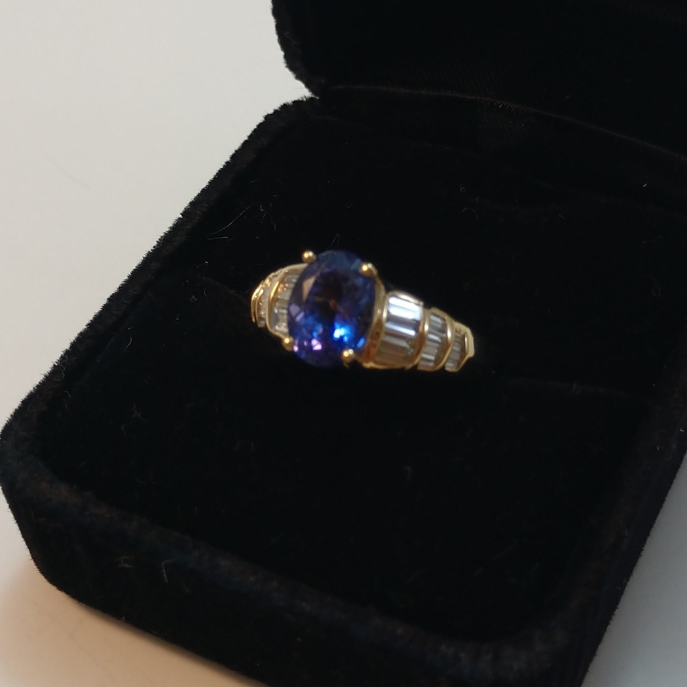 10 KT Yellow Gold Tanzanite & Diamond Ring - Picture 2 of 5